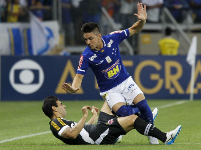 Goleiro falha, Cruzeiro vence Galo e abre 6 pontos na ponta