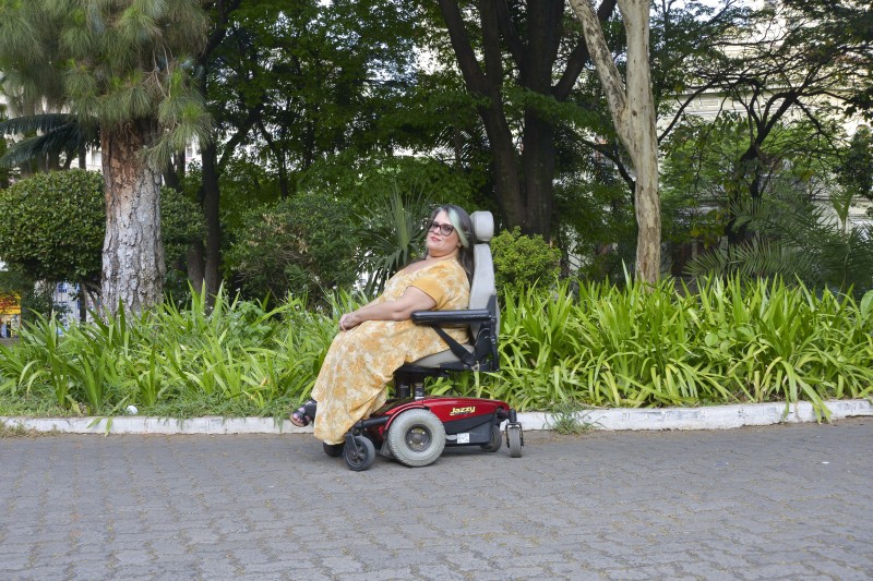 “Estou em uma cadeira de rodas por causa da poliomielite”, diz mineira que contraiu a doença na infância
