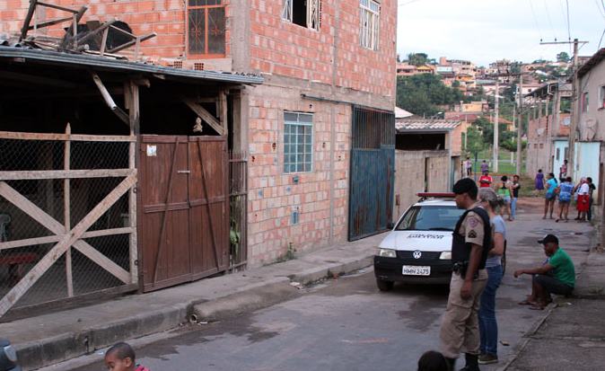 Homem é socorrido após ter sido atingido por golpes de canivete