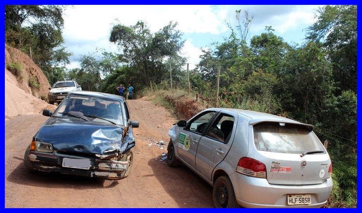 Carro com professores envolve em acidente na estrada de Itambé do Mato Dentro
