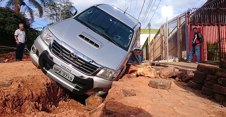 Falta de sinalização provoca acidente em rua de Itabira