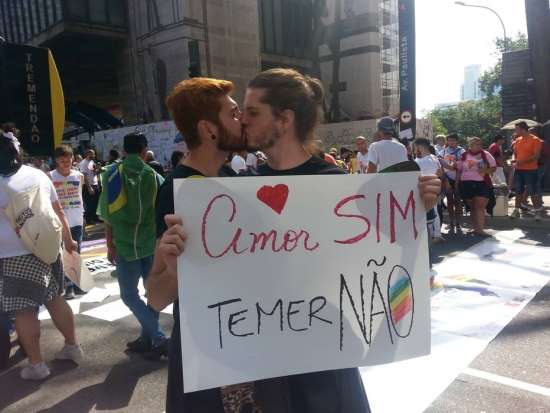 Parada Gay em SP tem cartaz e gritos de 'Fora Temer'