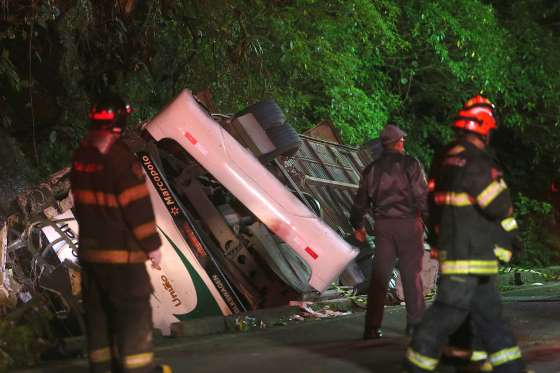 Ônibus com universitários bate e mata 18 pessoas em rodovia de SP