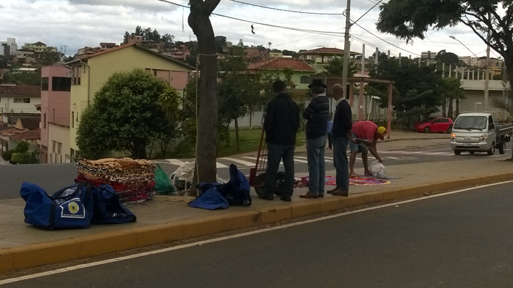 Fiscais da Prefeitura de Itabira fazem apreensão de mercadorias de ambulantes