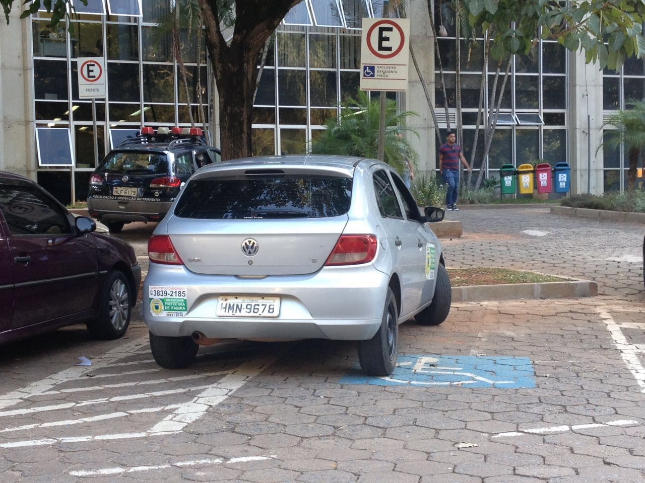Carro da Prefeitura de Itabira não respeita sinalização de trânsito 
