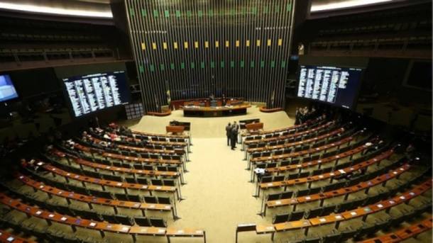 Favoritos na Câmara têm pendências judiciais