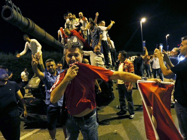 ‘Apreensiva’, diz brasileira que mora na Turquia sobre tentativa de golpe