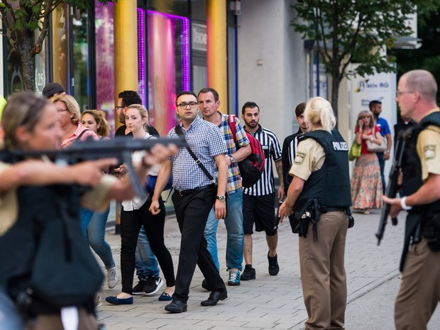 Tiroteios deixam mortos e feridos em shopping na Alemanha; polícia evacua o local