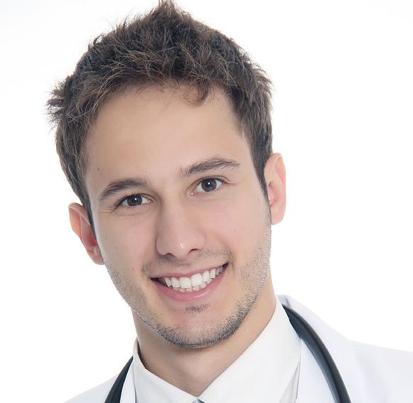 Médico e enfermeiras que debocharam de paciente por falar errado são afastados