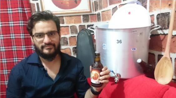 Itabirano Joni Amorim se destaca fabricando cerveja artesanal
