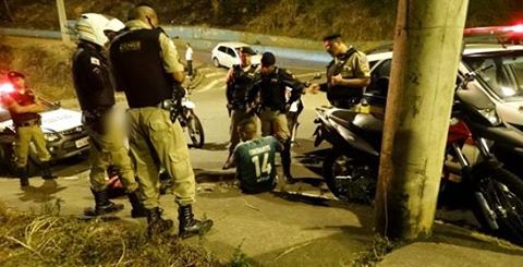 JOVENS EM UMA MOTO XRE FOGEM DA PM E SÃO DETIDOS NO BAIRRO PENHA