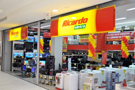 Dupla de assaltante leva 200 celulares em loja no centro da cidade