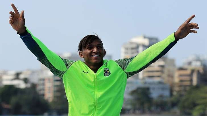 Após igualar Cielo e Borges, Isaquias samba no pódio, dá volta olímpica e enlouquece