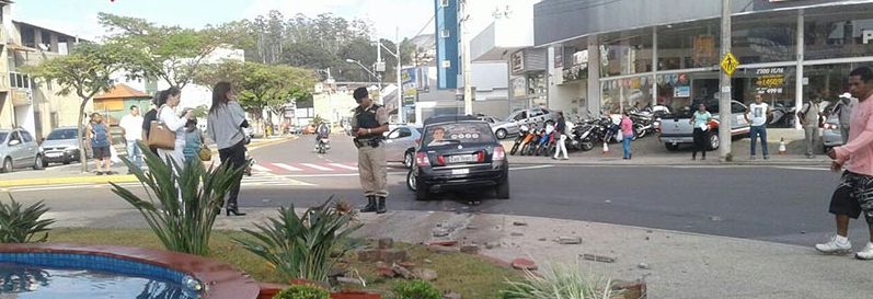 Veículo perde o controle e quebra fonte da Mauro Ribeiro