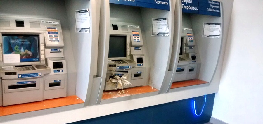 Bandidos tentam arrombar caixas eletrônicos da Caixa na Avenida Mauro Ribeiro