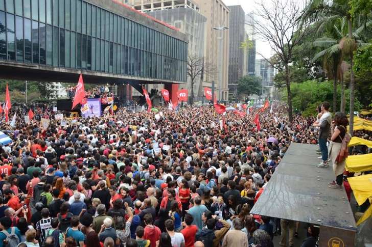 Protestos obrigam Temer a se reunir com integrantes do PT