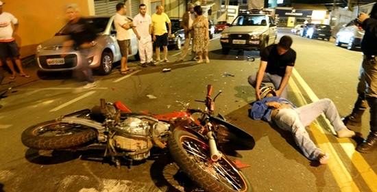 Após fugir da Polícia Militar acidenta deixando três feridos no centro de Itabira