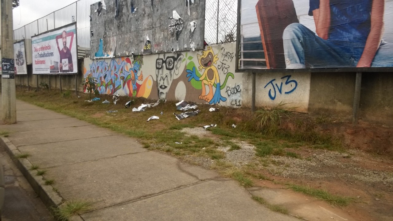 Empresas responsáveis por mídia de outdoor sujam a cidade 