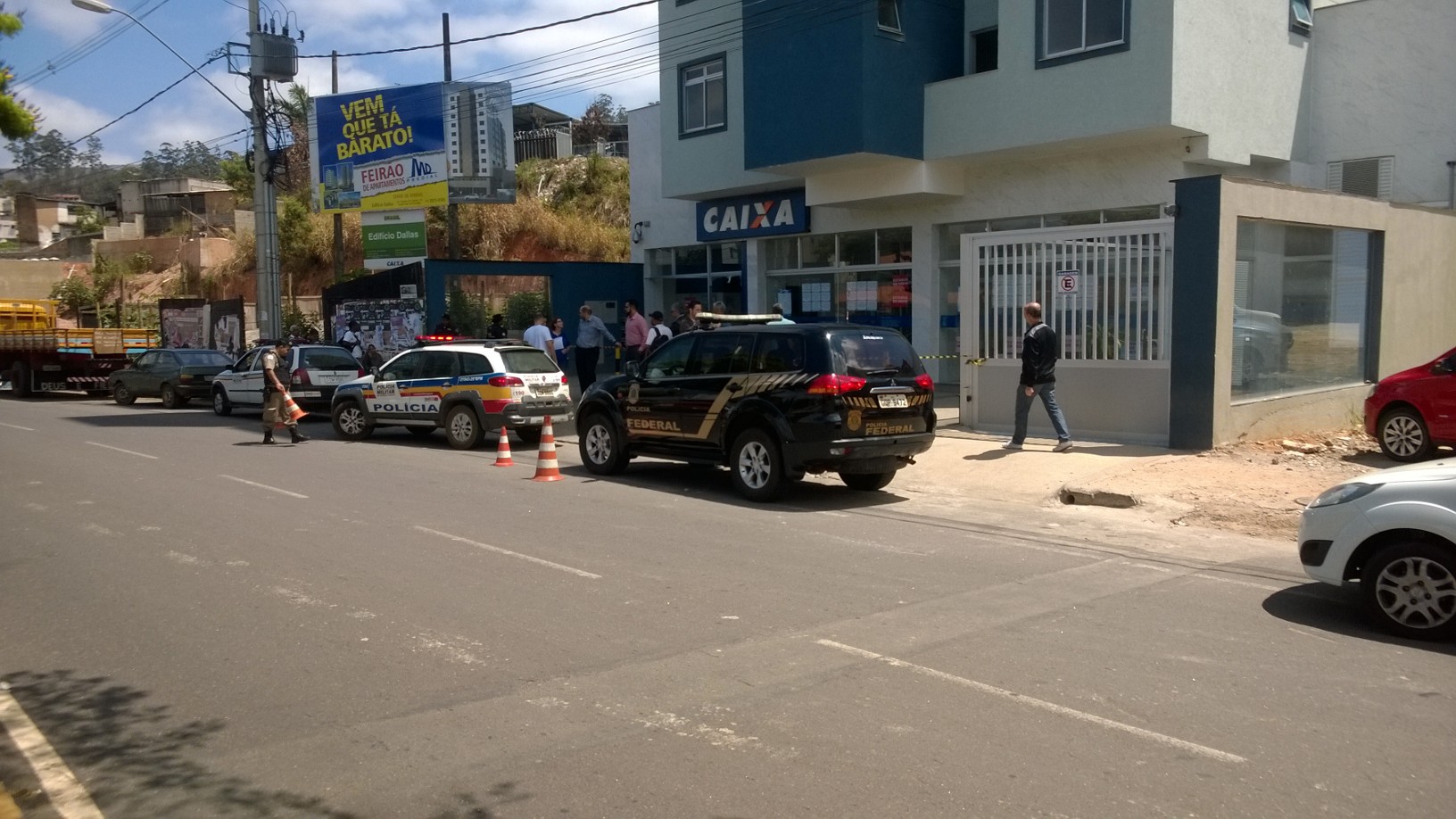 Bandidos tentam arrombar caixas eletrônicos da Caixa na Avenida Mauro Ribeiro