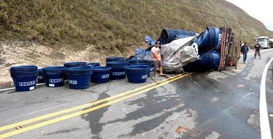 Caminhão com carga de caixa d´ água tomba e material é saqueado