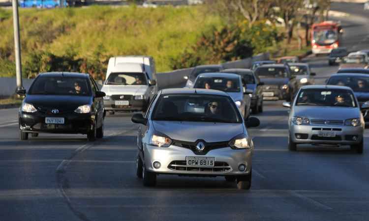 Justiça libera multas por farol desligado durante o dia em rodovias sinalizadas