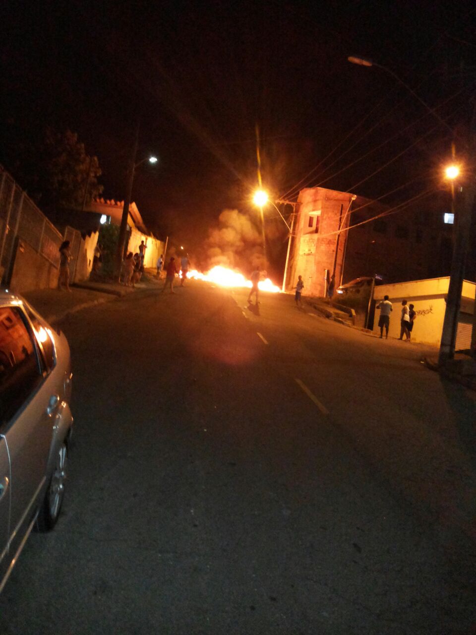 População se revolta e coloca fogo em rua manifestando por falta de água