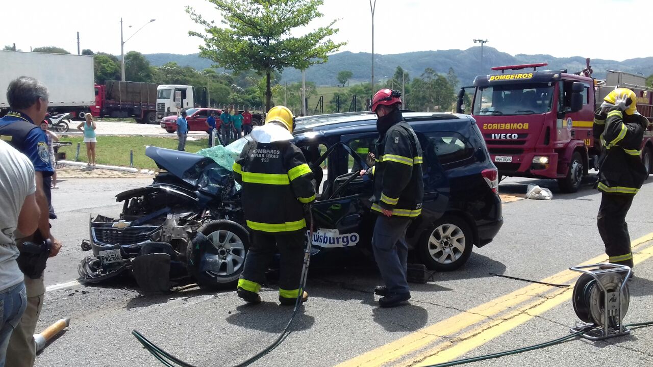 Acidente grave neste momento na 381 em frente ao posto 65