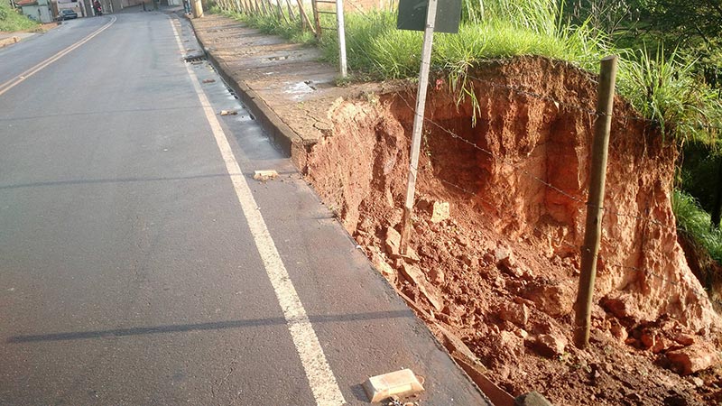 Erosão pode engolir asfalto da Rua Gameleira