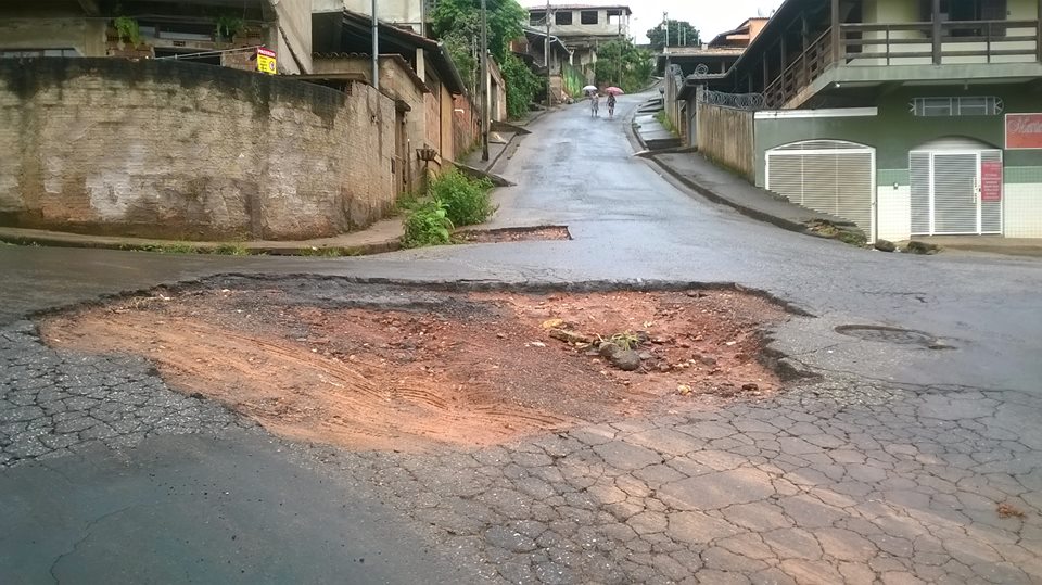 A cada dia em Itabira nasce mais um buraco