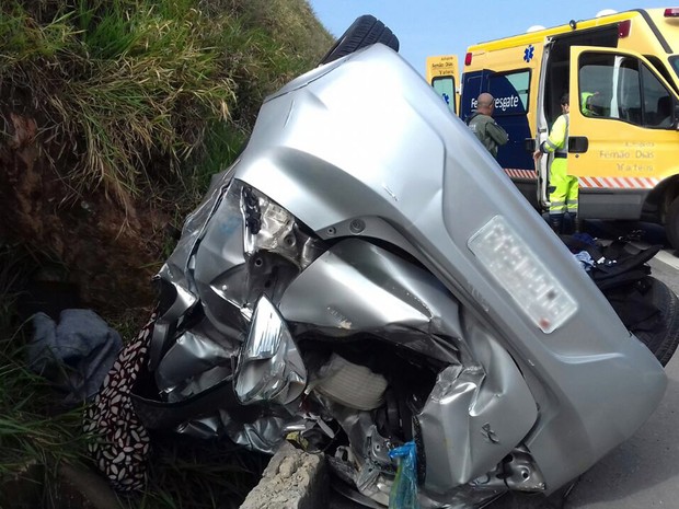 Acidente grave deixa um ferido em capotamente