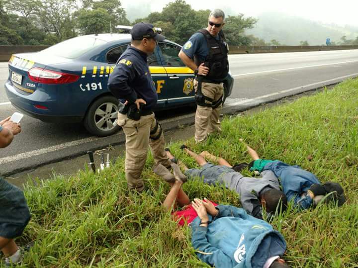PRF prende três homens em flagrante por roubo